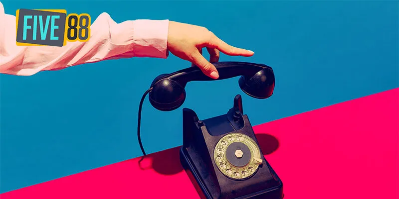 Gọi điện thoại đến hotline để liên hệ với nhà cái khi gặp vấn đề